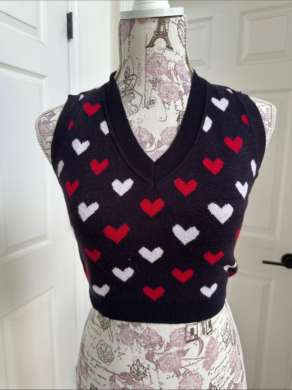 Papaya Women’s Navy Blue Heart-Print V-Neck Cropped Sweater Vest in Size S